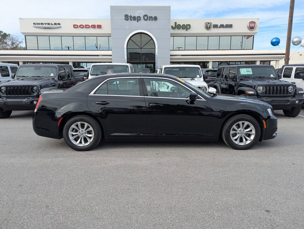 Used 2022 Chrysler 300 Touring image 4