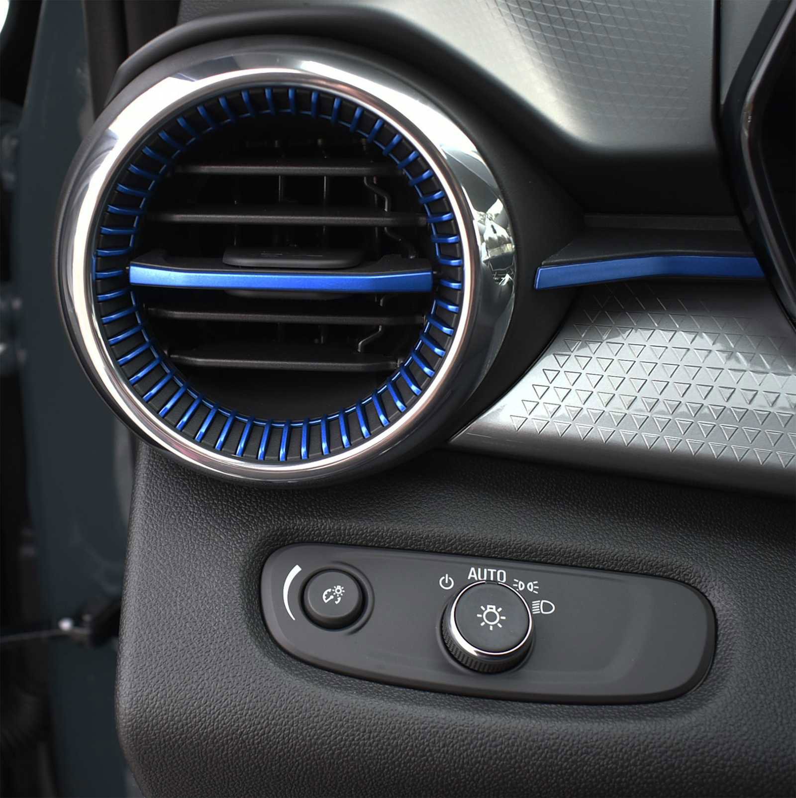 New 2026 Chevrolet Trax LT w/ Sunroof Package FWD image 23