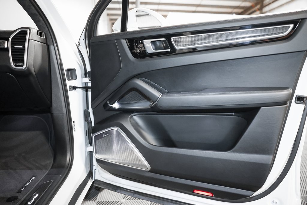 Used 2019 Porsche Cayenne Turbo w/ Sportdesign Package image 10