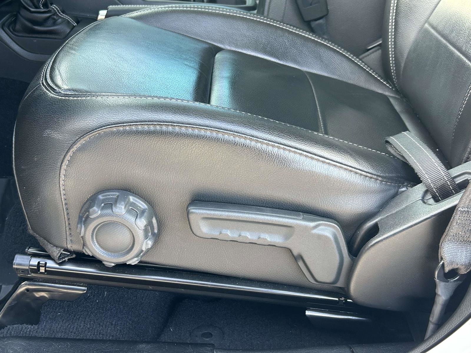 Used 2018 Jeep Wrangler Unlimited Sahara image 16