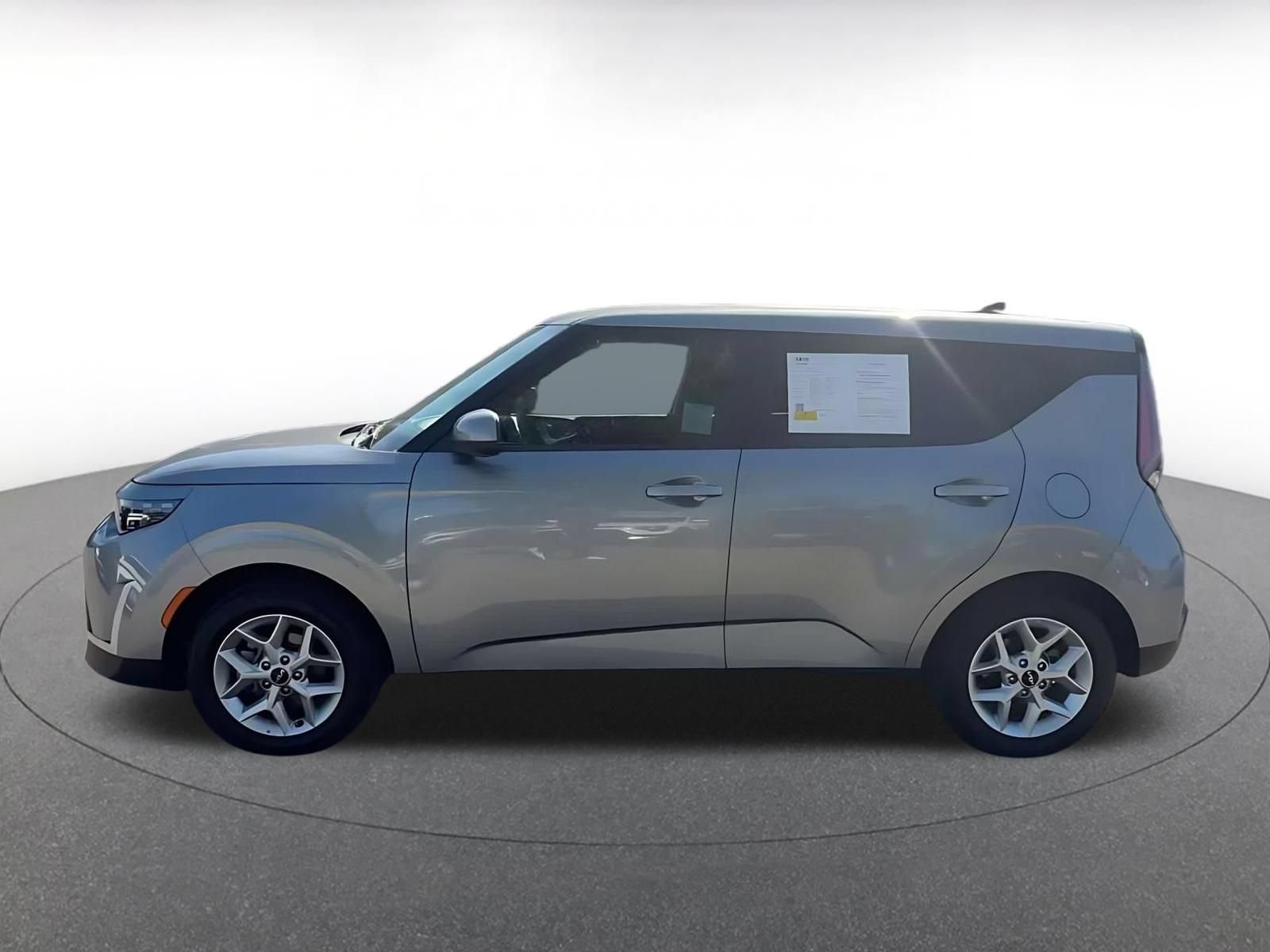 Used 2025 Kia Soul LX w/ LX Technology Package FWD image 8