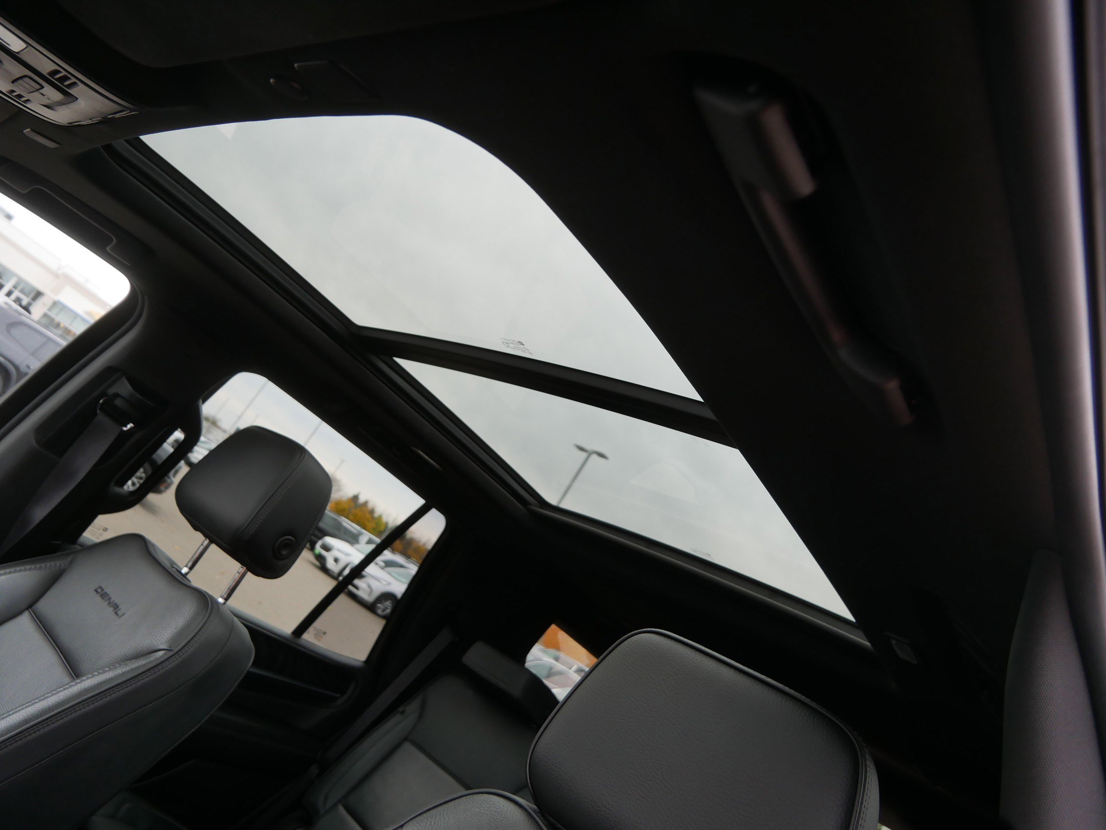 Used 2021 GMC Yukon Denali w/ Denali Premium Package image 19