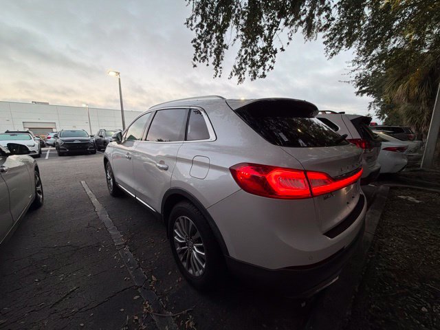 Used 2018 Lincoln MKX Select w/ Select Plus Package FWD image 2