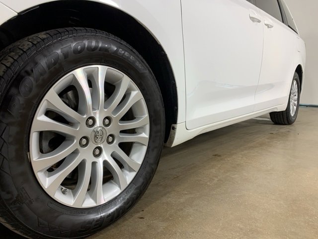 Used 2014 Toyota Sienna XLE image 2