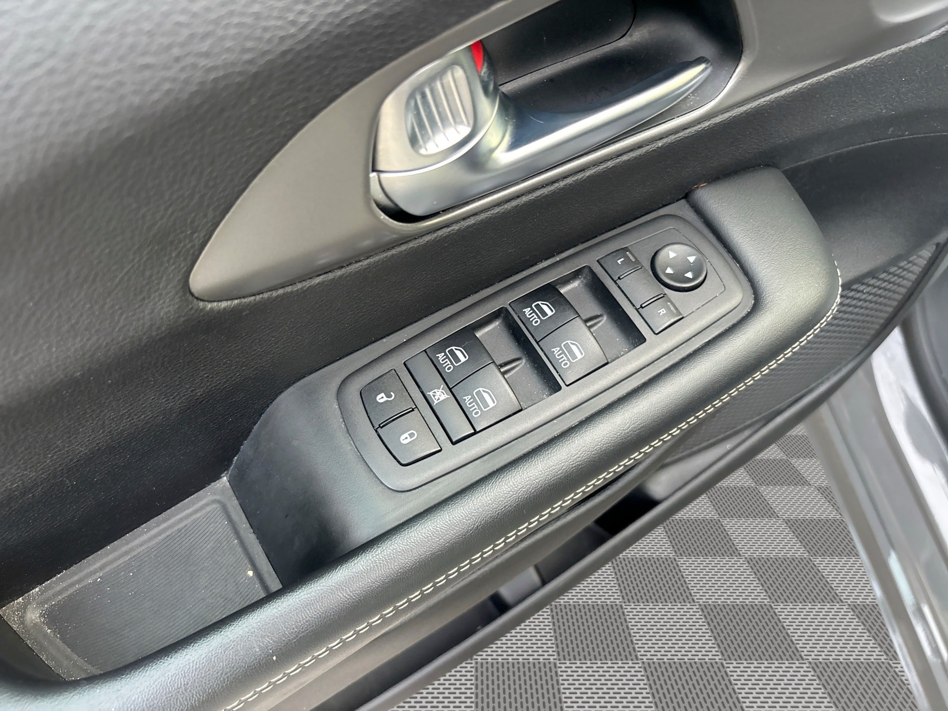 Used 2025 Chrysler Pacifica Select FWD image 15