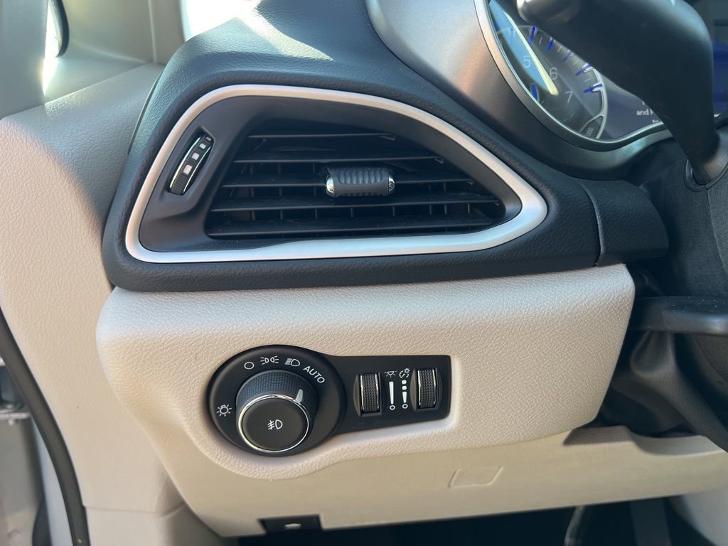 Used 2024 Chrysler Pacifica Touring-L image 14