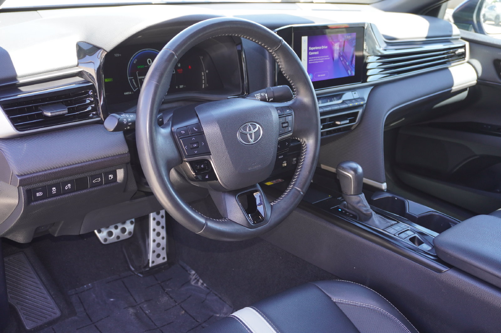 Certified 2025 Toyota Camry SE FWD image 11