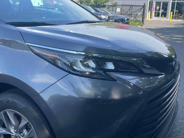Certified 2025 Toyota Sienna XLE FWD image 12