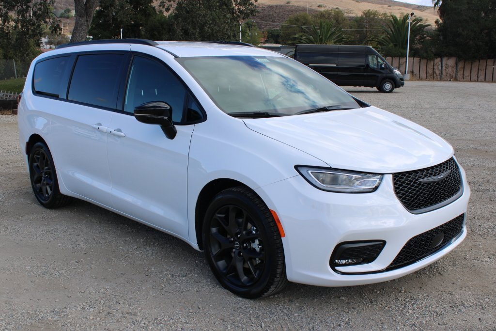 New 2026 Chrysler Pacifica Select w/ S Appearance Package image 3