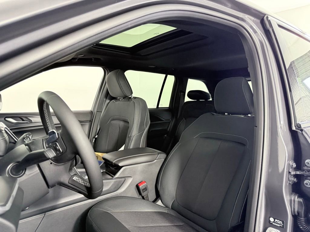 New 2025 Jeep Grand Cherokee Laredo X image 11