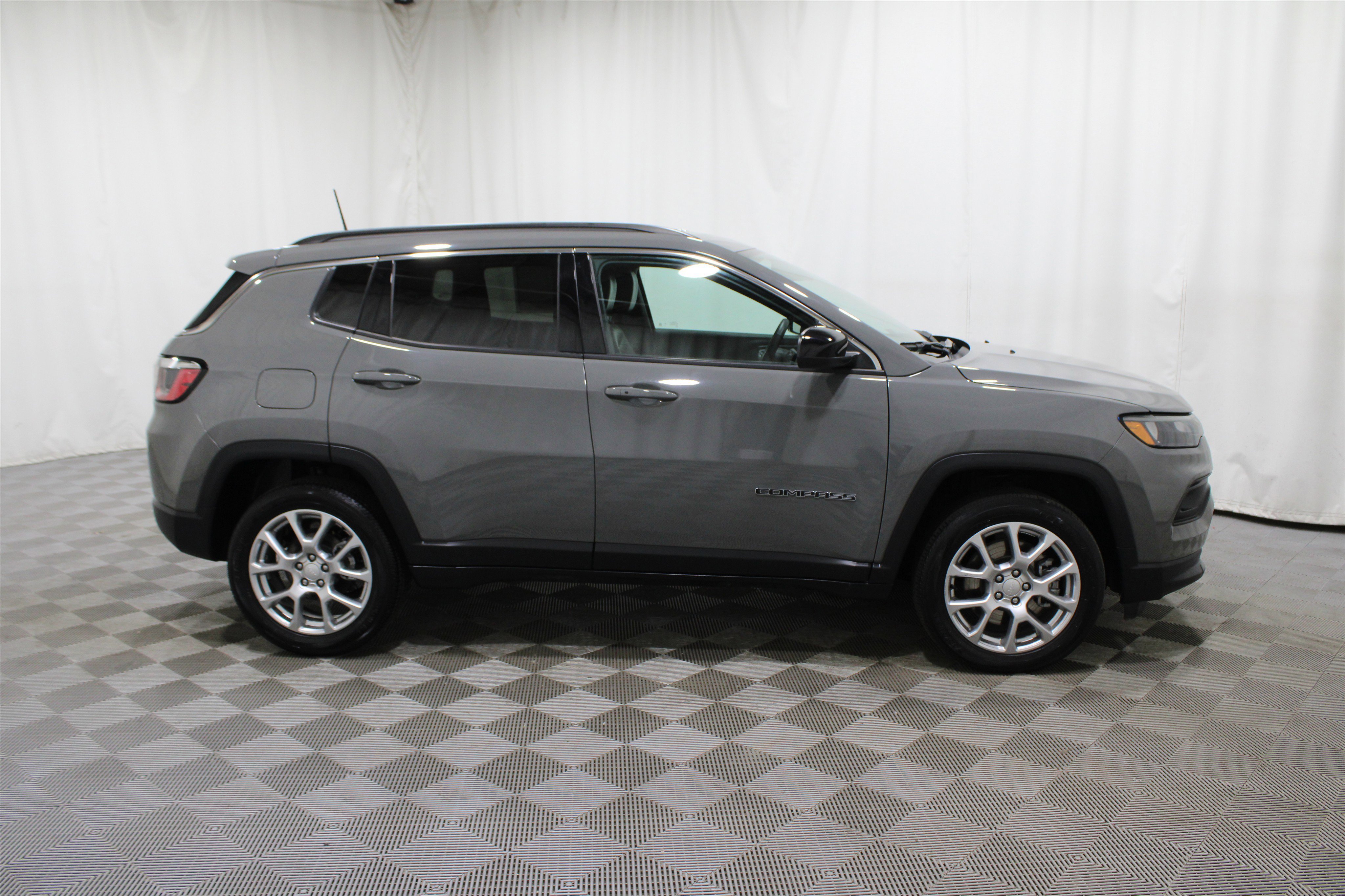 Used 2024 Jeep Compass Latitude image 33
