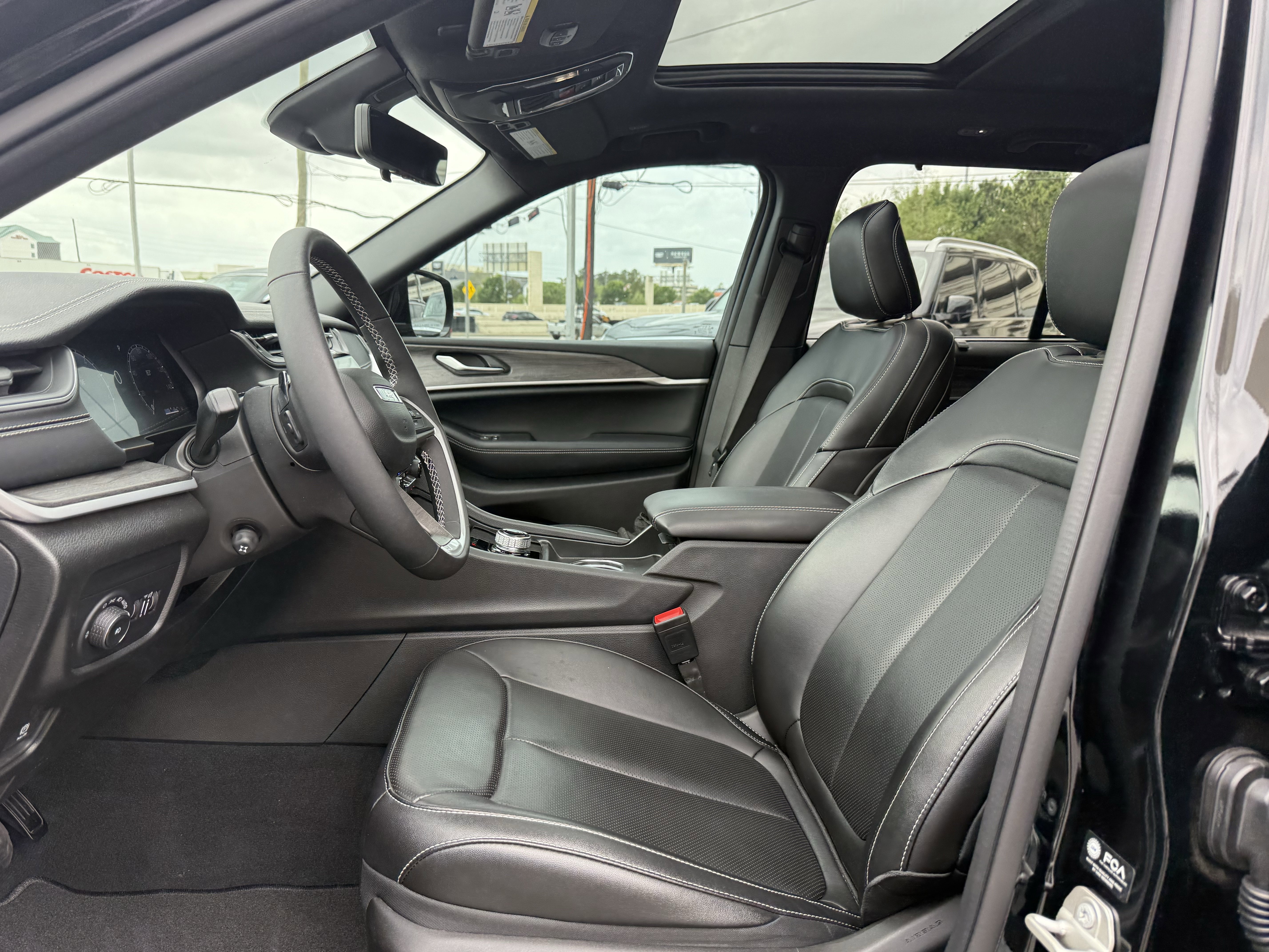 Used 2024 Jeep Grand Cherokee Limited w/ Luxury Tech Group II image 12