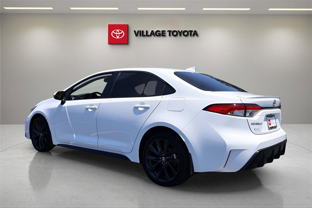 Certified 2025 Toyota Corolla SE image 3