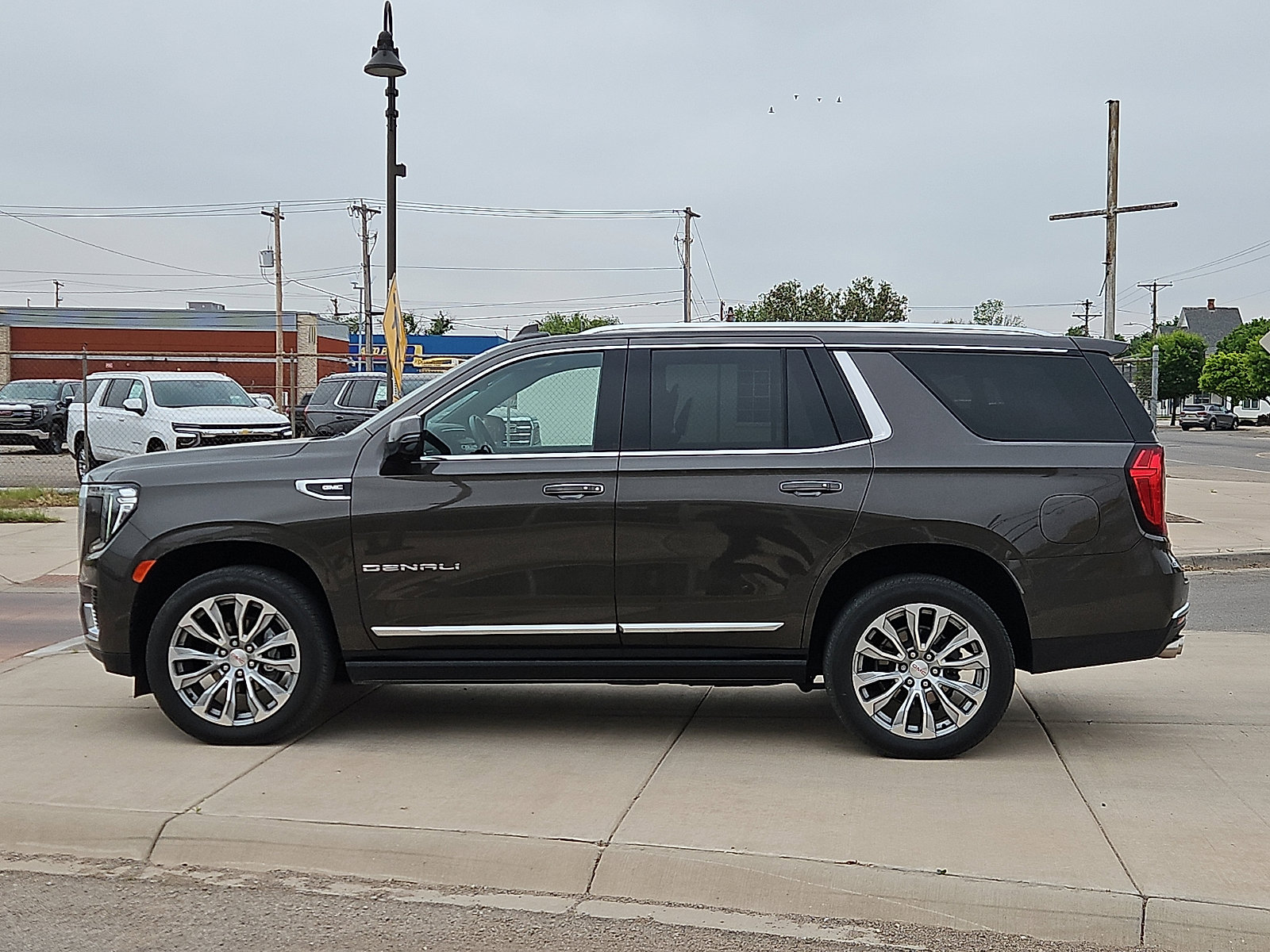 Used 2021 GMC Yukon Denali w/ Denali Premium Package AWD/4WD image 2