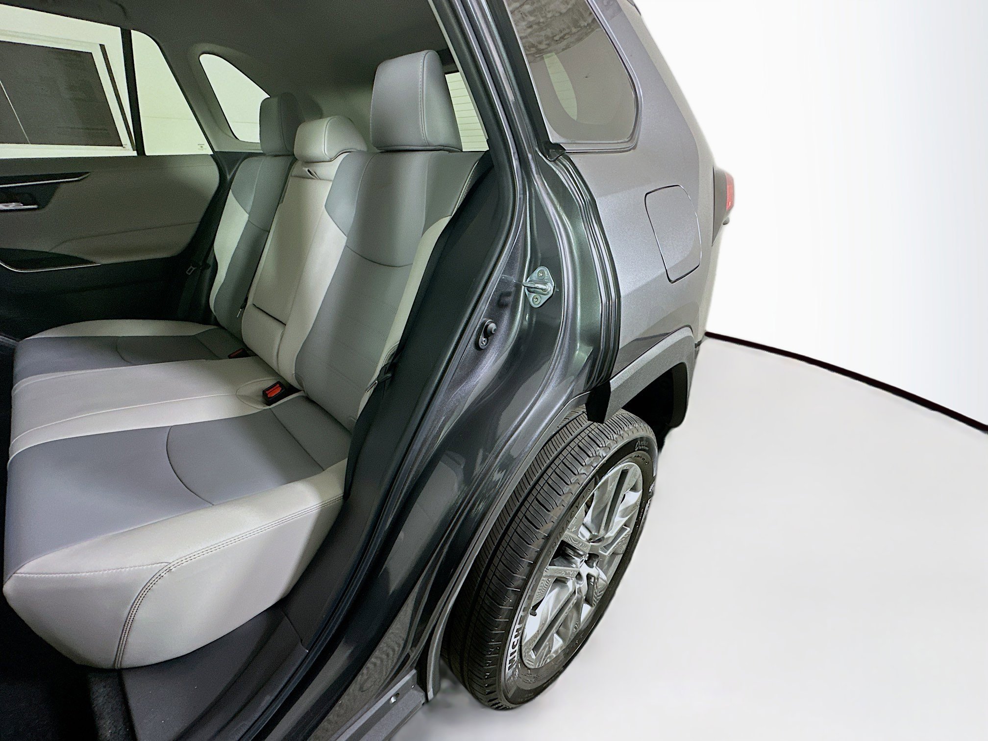 Used 2023 Toyota RAV4 XLE Premium image 26