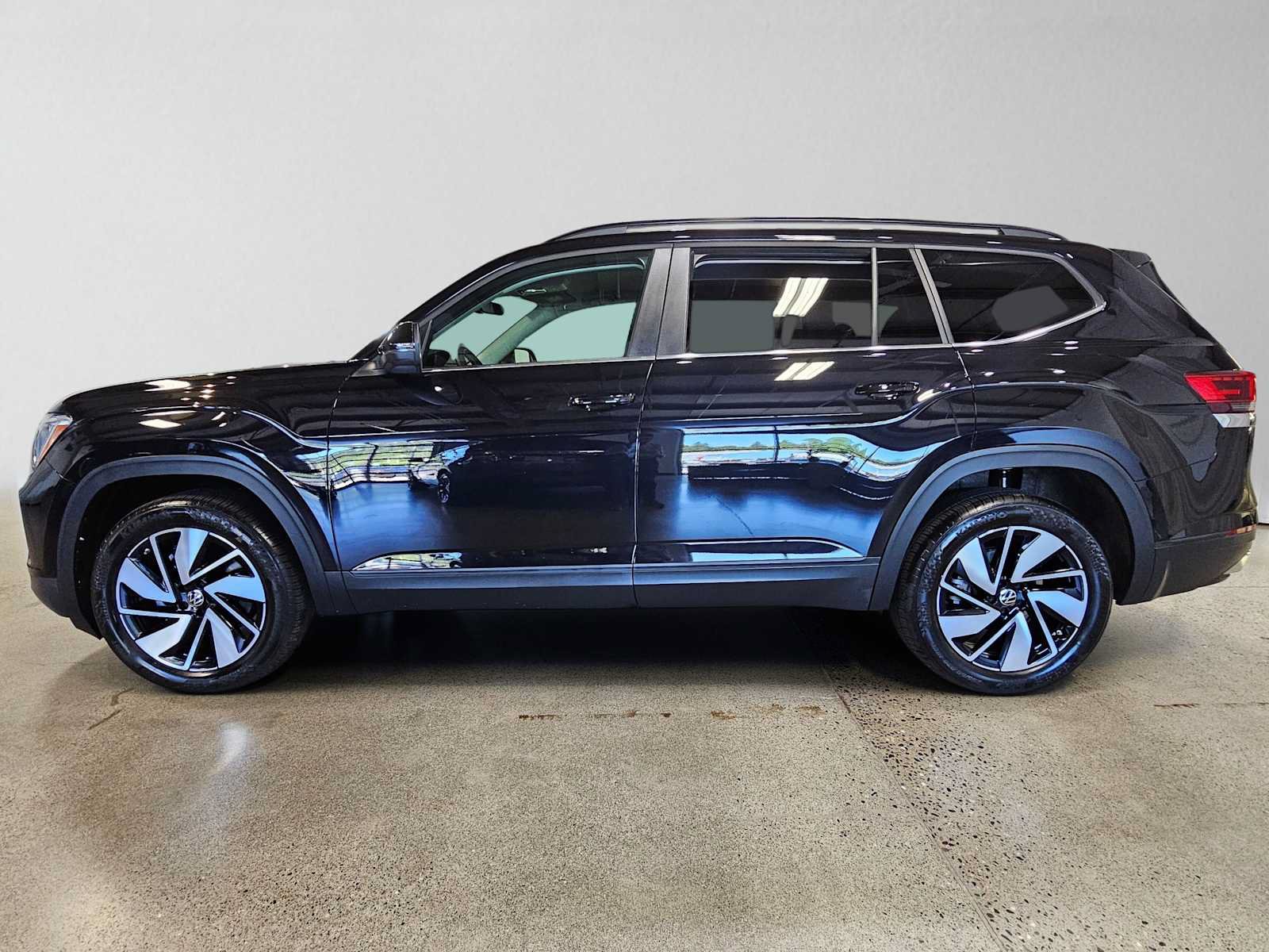 Used 2025 Volkswagen Atlas SE AWD/4WD image 6
