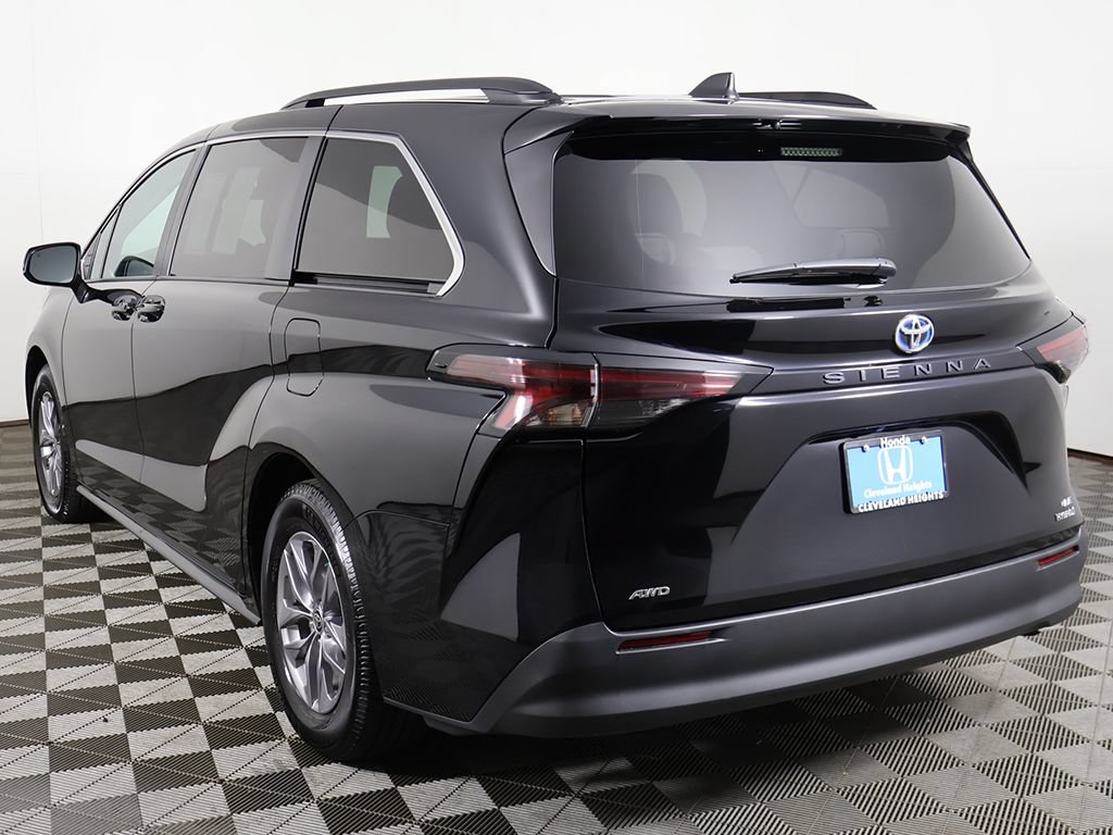 Used 2024 Toyota Sienna LE AWD/4WD image 8