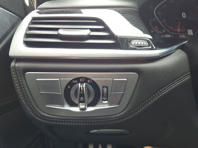 Used 2021 BMW 750i xDrive w/ M Sport Package image 11