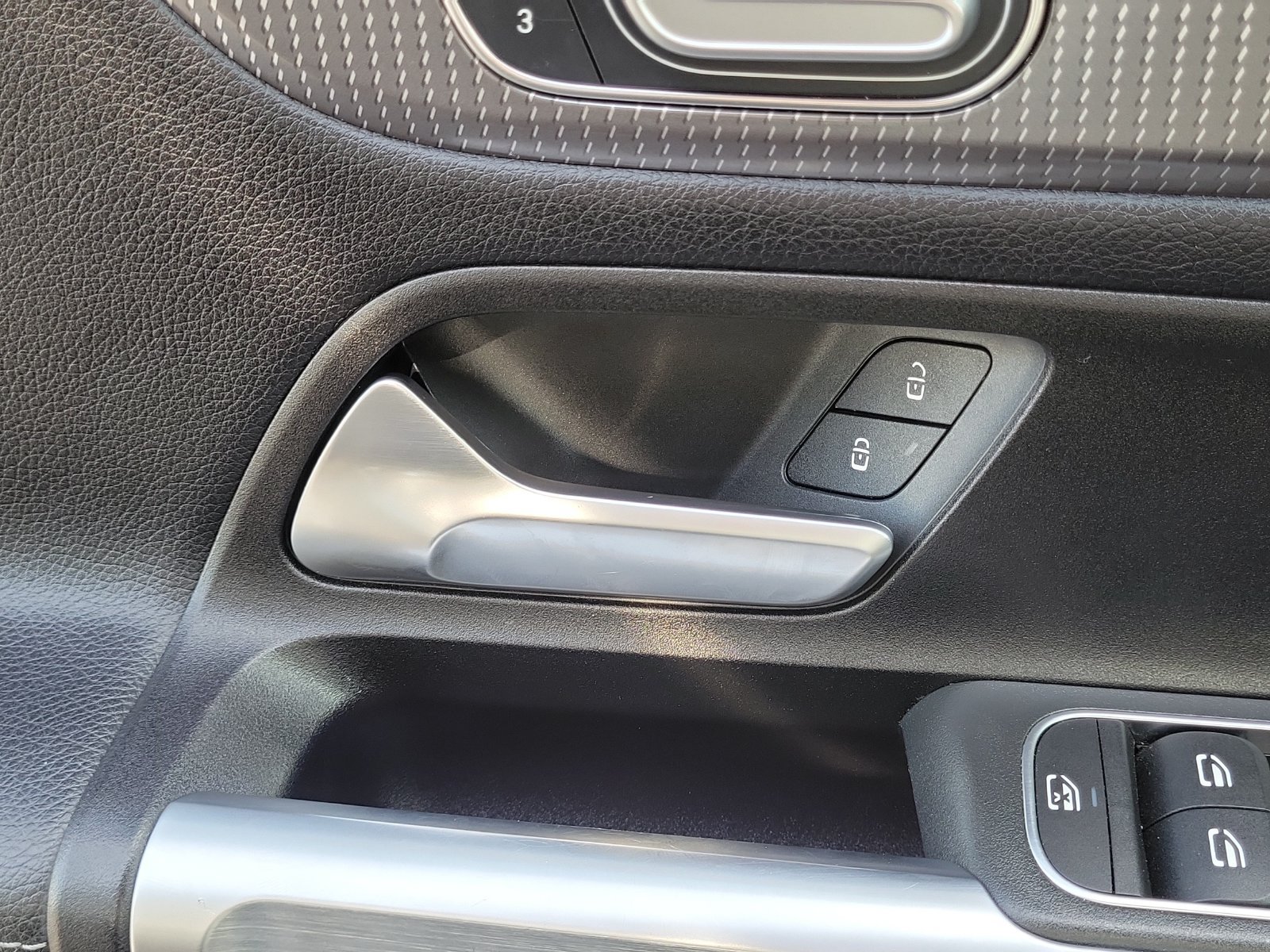 Used 2023 Mercedes-Benz GLB 250 w/ Premium Package image 18