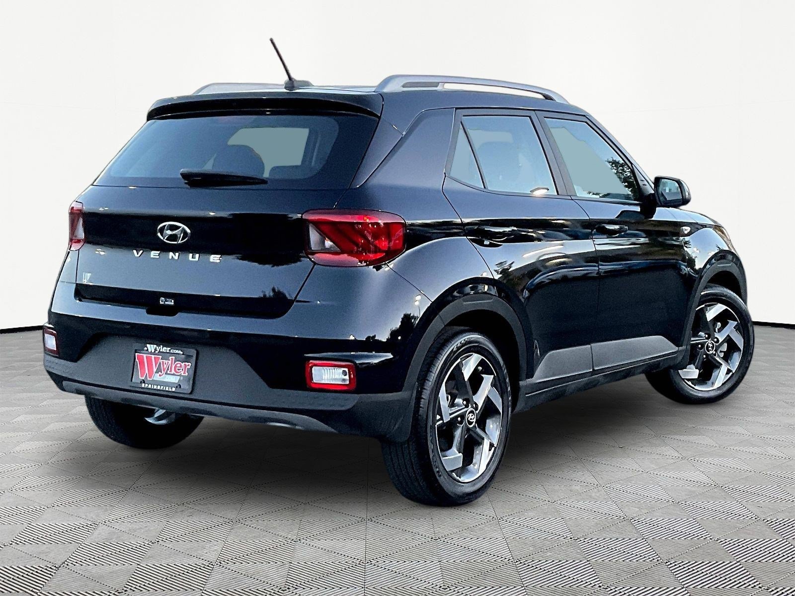 Used 2025 Hyundai Venue SEL FWD image 6