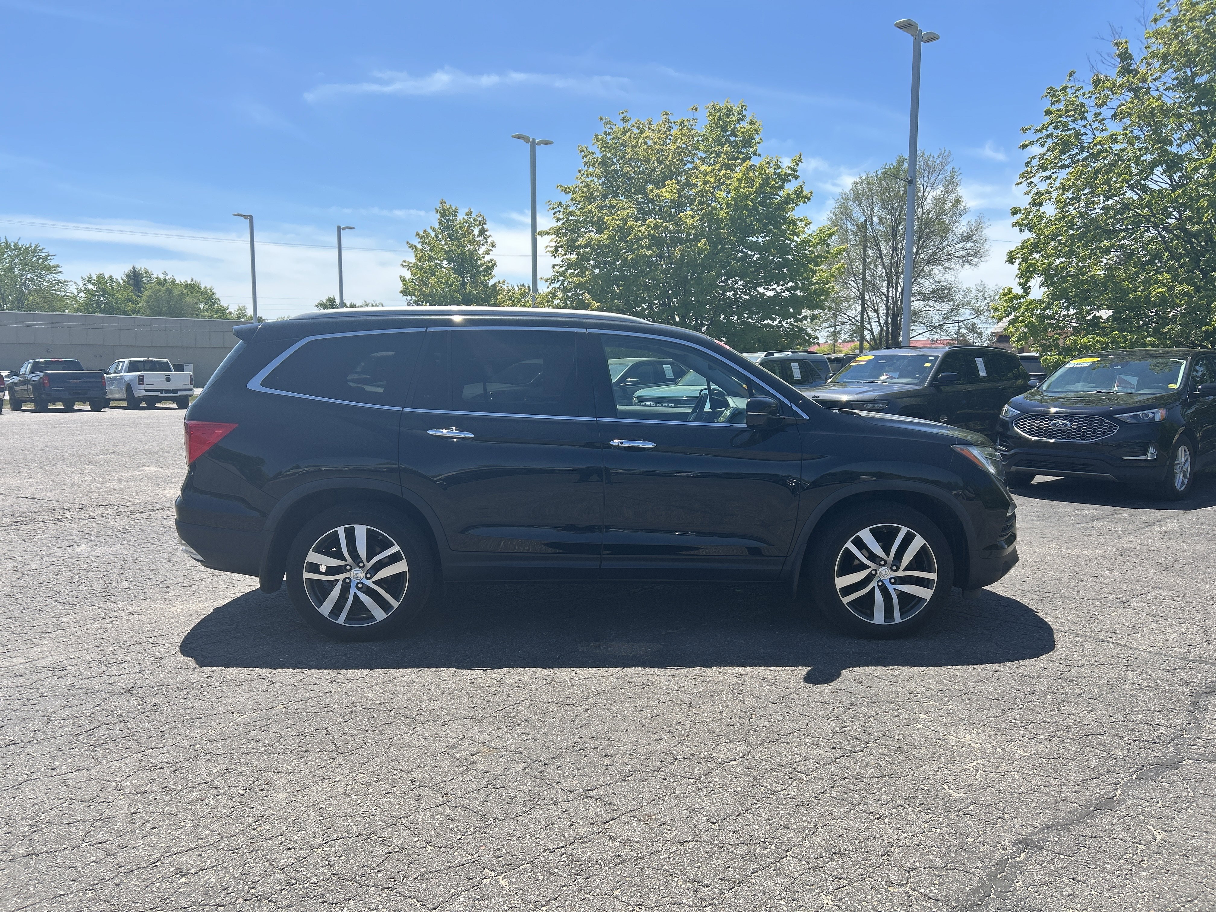 Used 2017 Honda Pilot Touring image 2