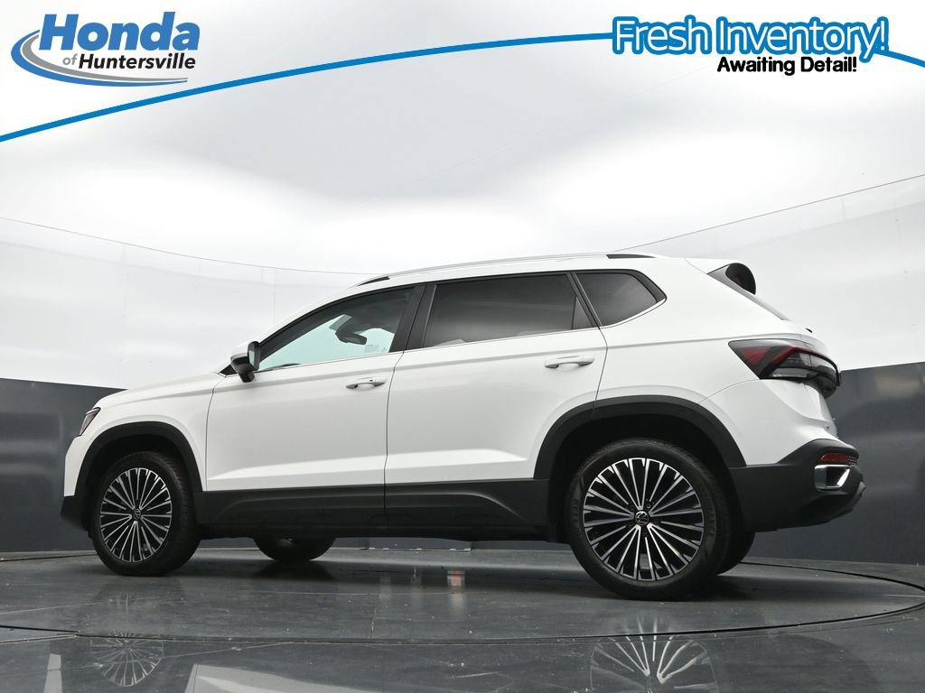 Used 2025 Volkswagen Taos SE w/ Panoramic Sunroof Package FWD image 32