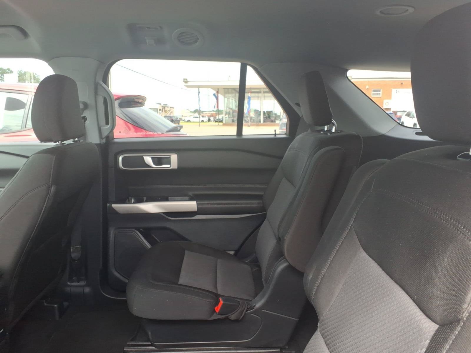 Used 2024 Ford Explorer XLT RWD image 9