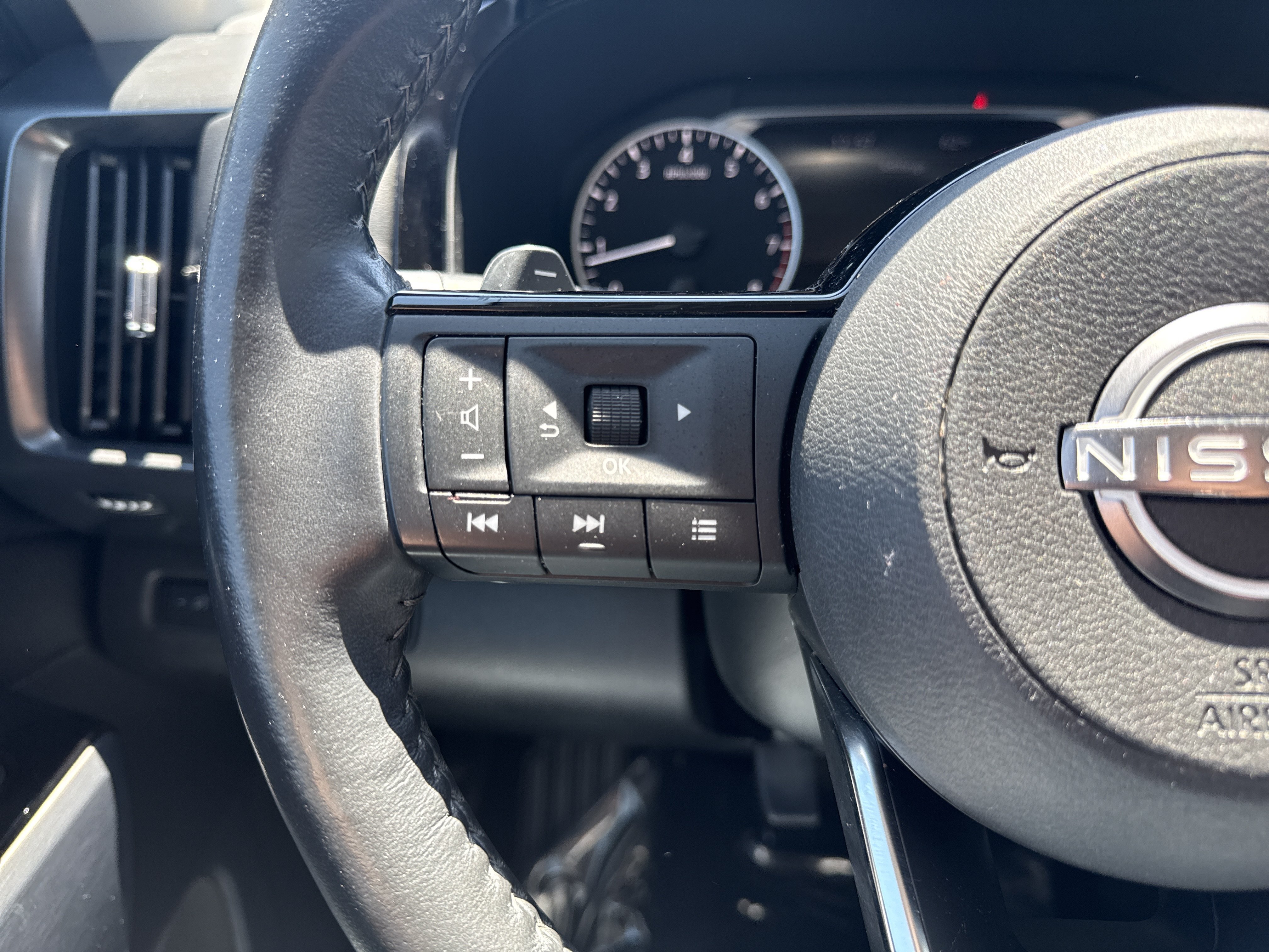 Used 2023 Nissan Pathfinder SL AWD/4WD image 25