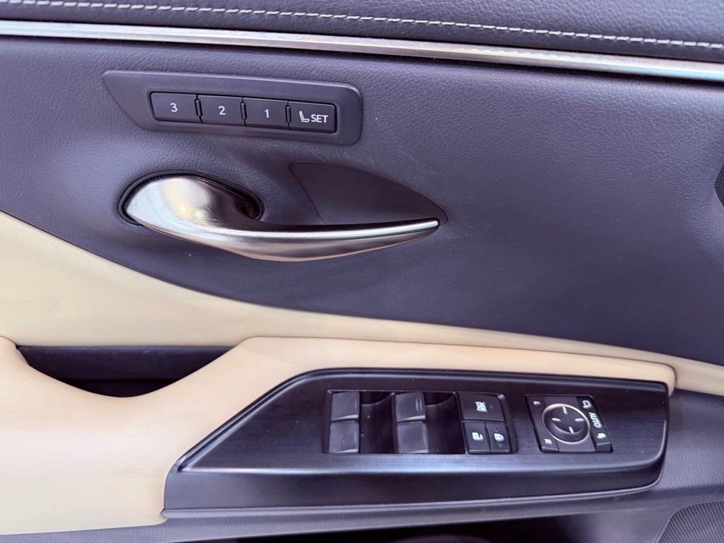 Certified 2020 Lexus ES 300h w/ Premium Package image 19