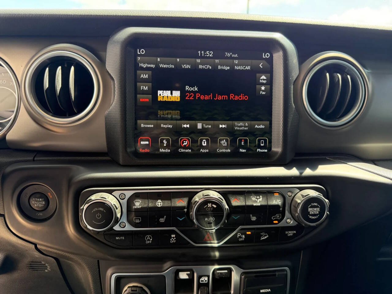 Used 2018 Jeep Wrangler Unlimited Rubicon AWD/4WD image 16