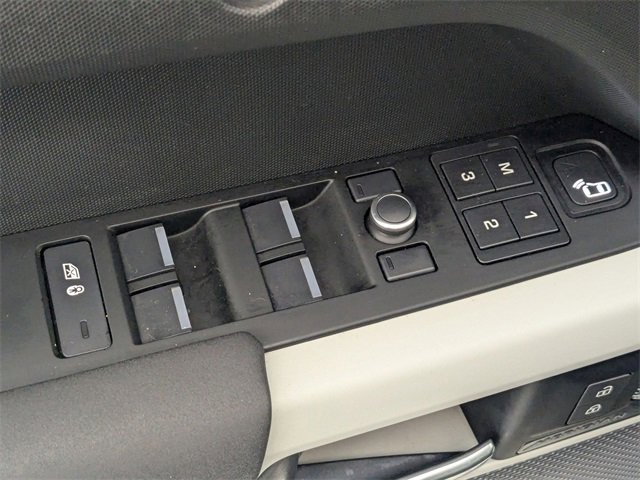 Used 2020 Land Rover Defender 110 SE image 11