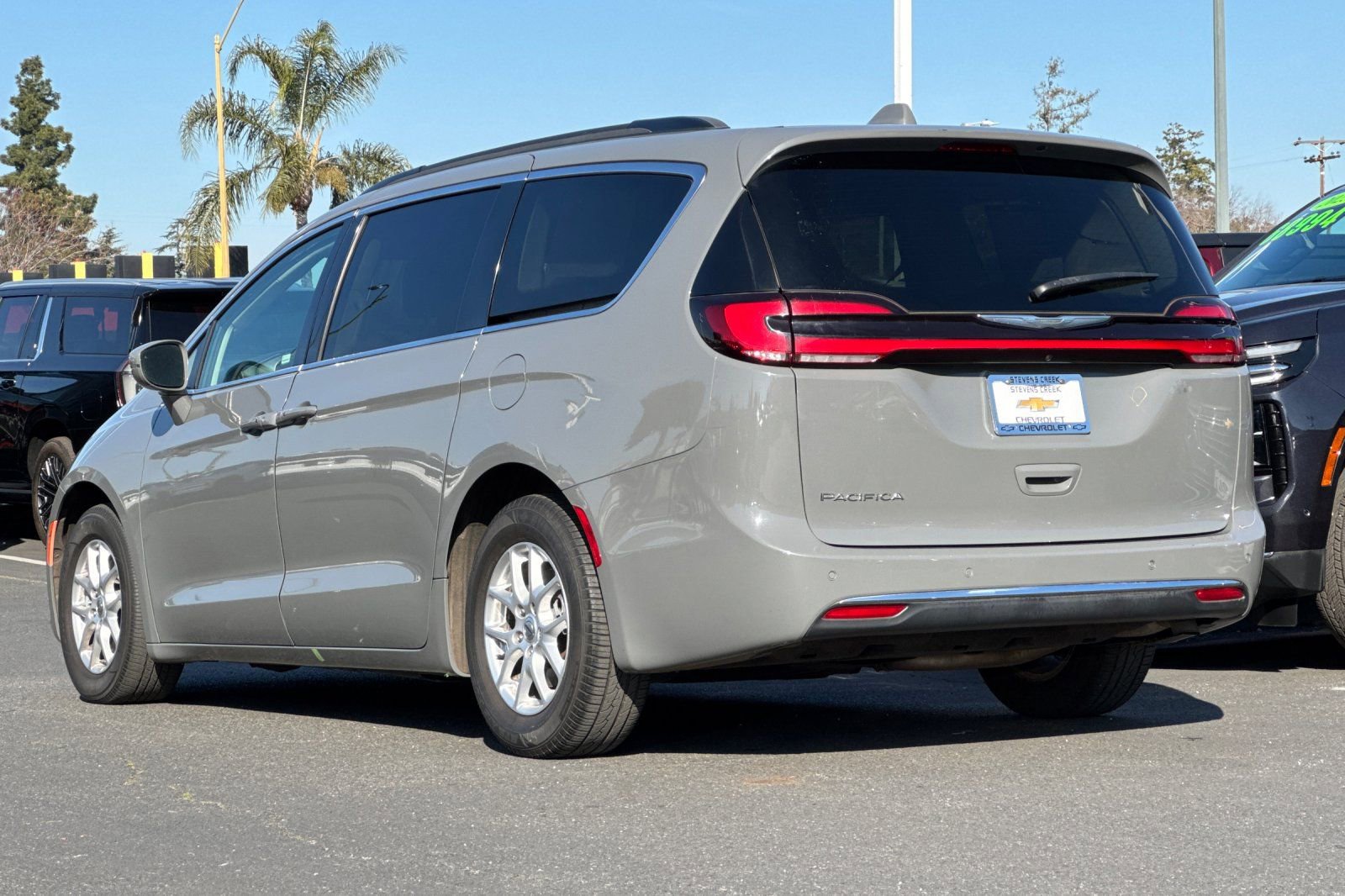 Used 2022 Chrysler Pacifica Touring-L image 7