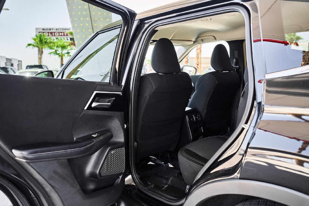 Used 2025 Mitsubishi Outlander ES FWD image 11