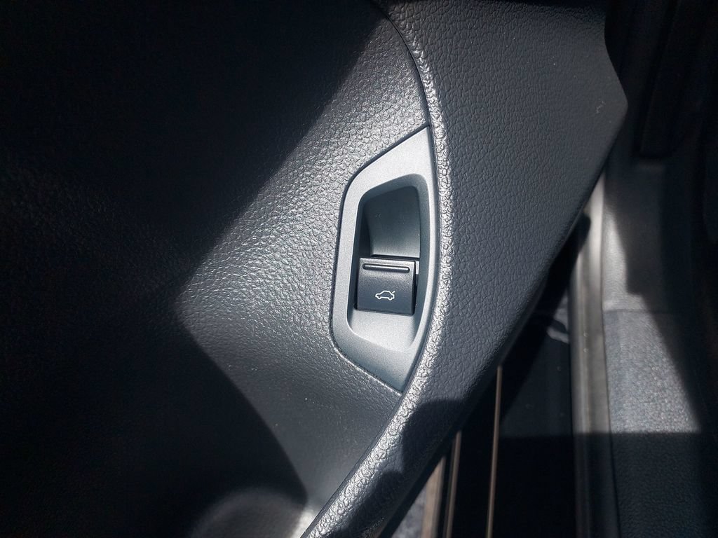 Used 2015 Volkswagen Passat 1.8T SE FWD image 27