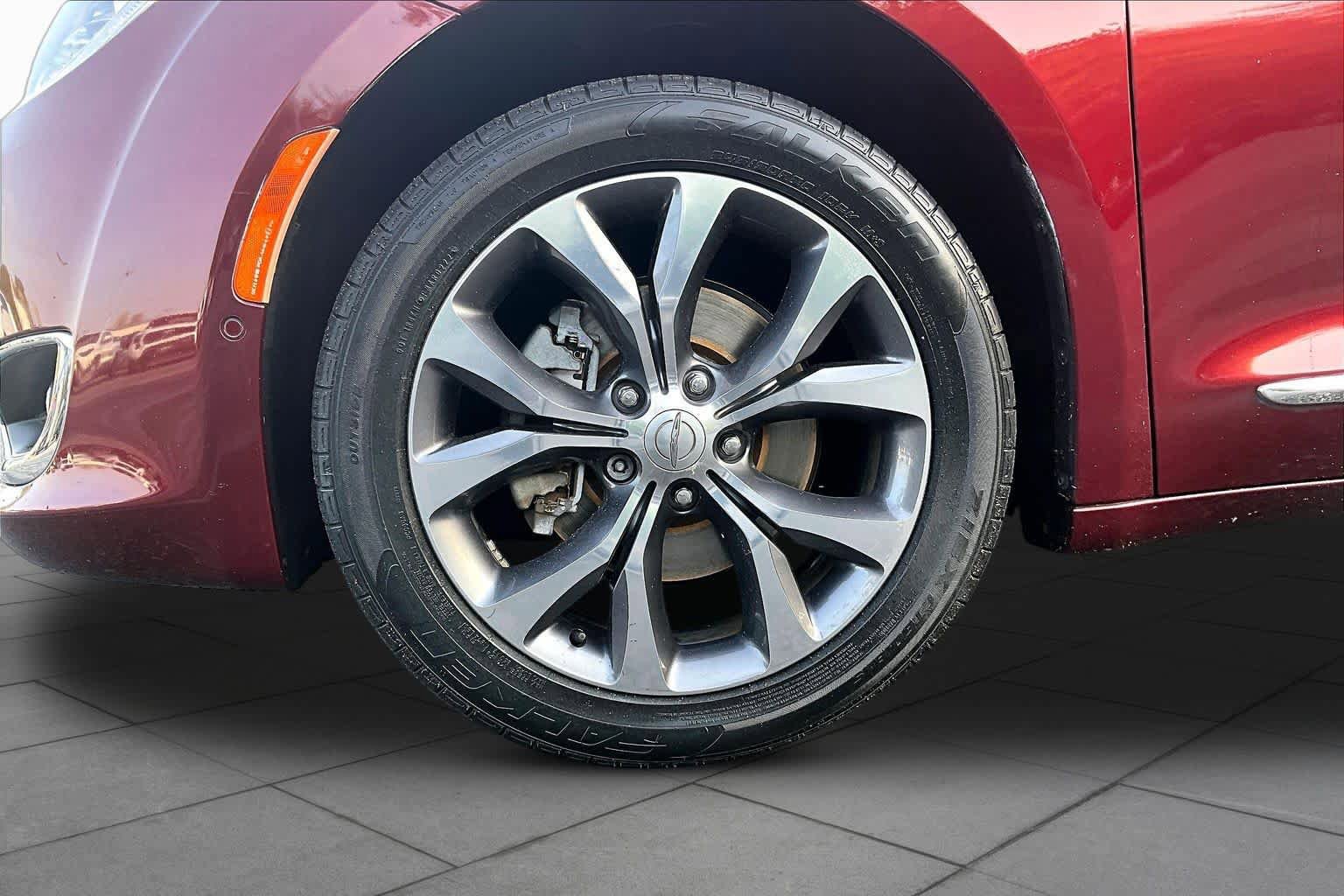 Used 2017 Chrysler Pacifica Limited FWD image 11