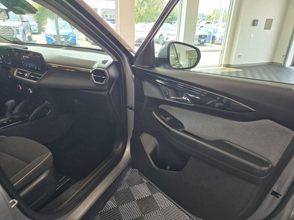 Used 2025 Chevrolet TrailBlazer LT AWD/4WD image 40