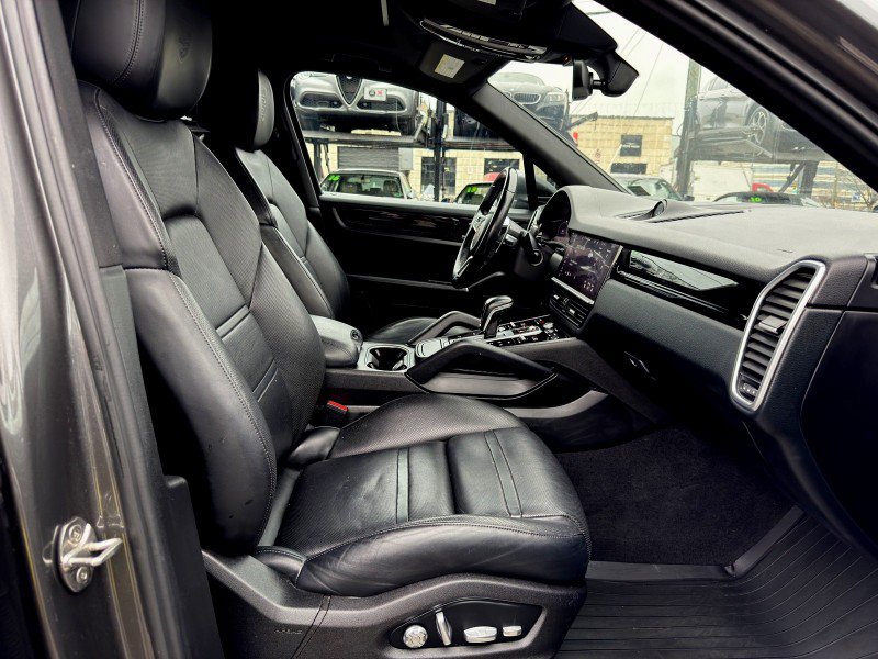 Used 2020 Porsche Cayenne image 32