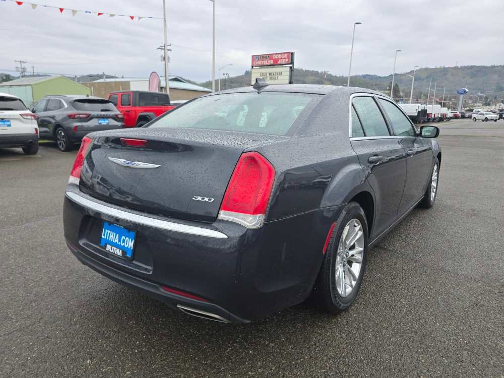 Used 2019 Chrysler 300 Touring w/ Driver Convenience Group image 5