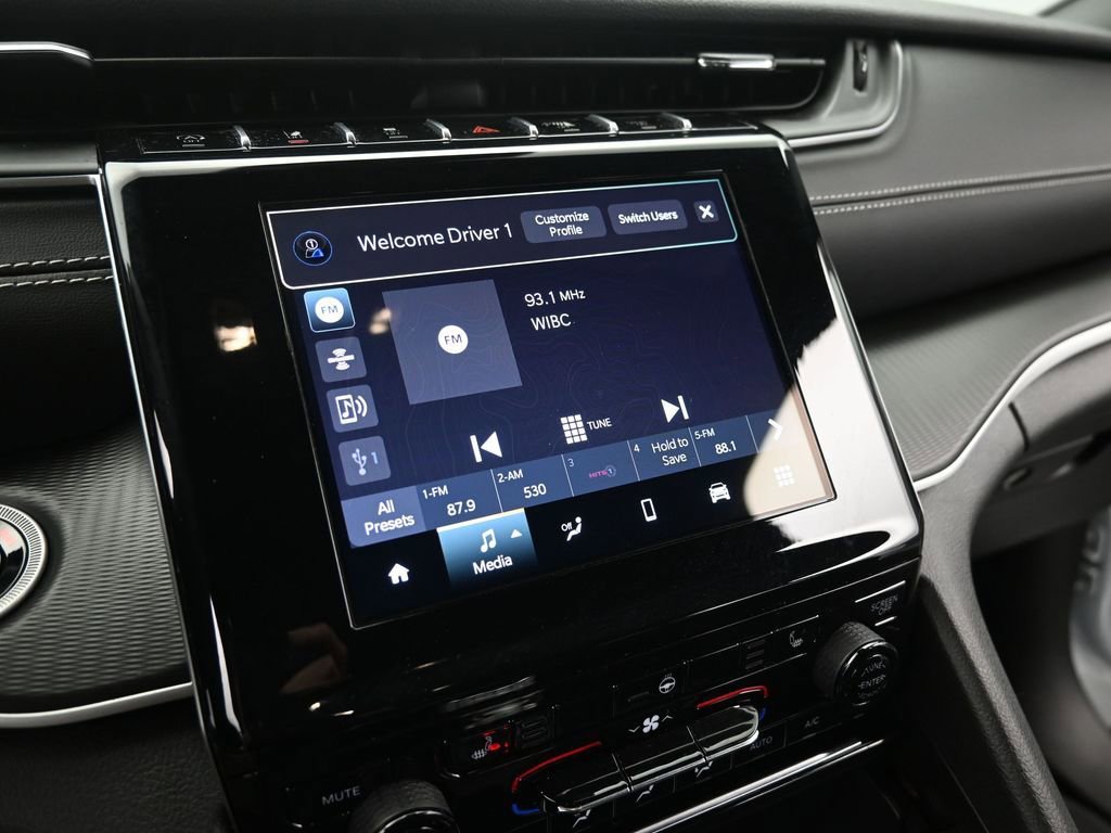 Used 2024 Jeep Grand Cherokee Laredo w/ Luxury Tech Group I image 34