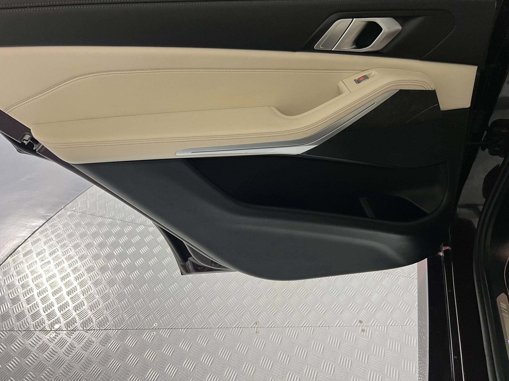 Certified 2024 BMW X7 xDrive40i w/ M Sport Package image 22