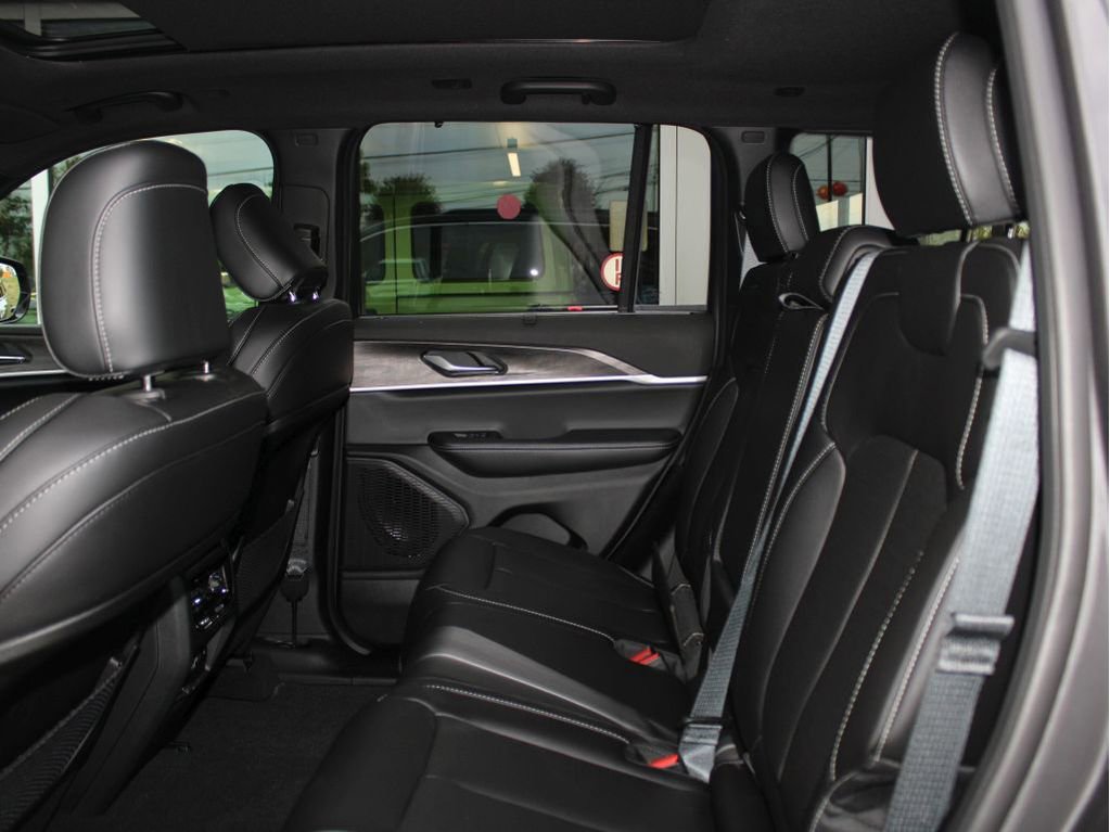 New 2025 Jeep Grand Cherokee Limited w/ Luxury Tech Group II image 24