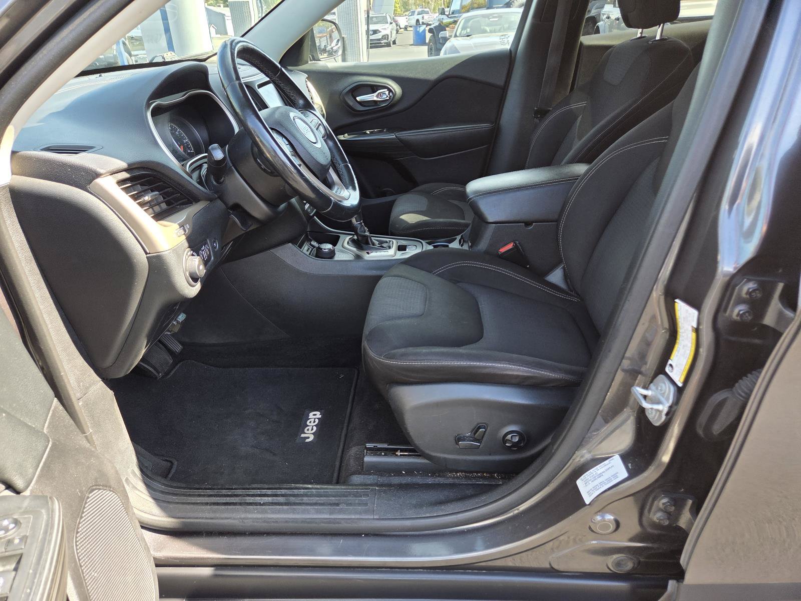 Used 2015 Jeep Cherokee Latitude w/ Comfort/Convenience Group AWD/4WD image 10