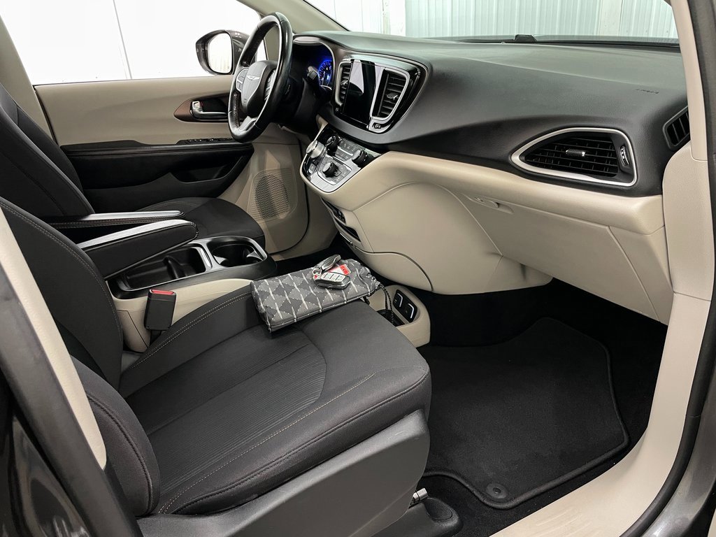 Used 2019 Chrysler Pacifica Touring Plus w/ Advanced Safetytec Group image 40