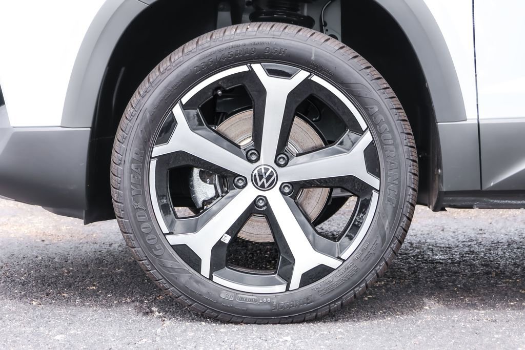 Used 2025 Volkswagen Taos SEL image 16