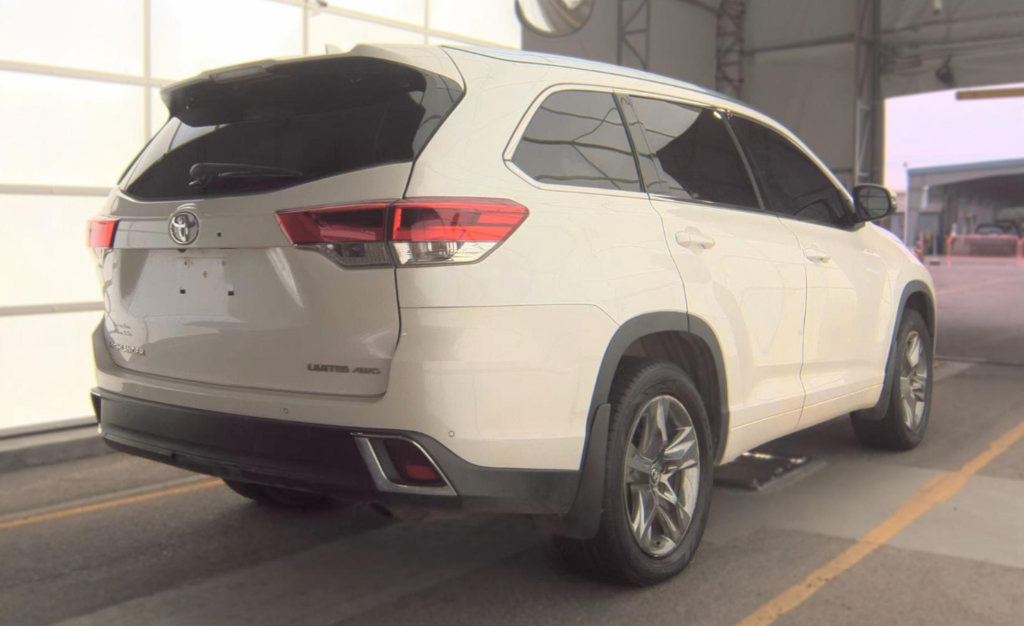 Used 2018 Toyota Highlander Limited Platinum AWD/4WD image 4