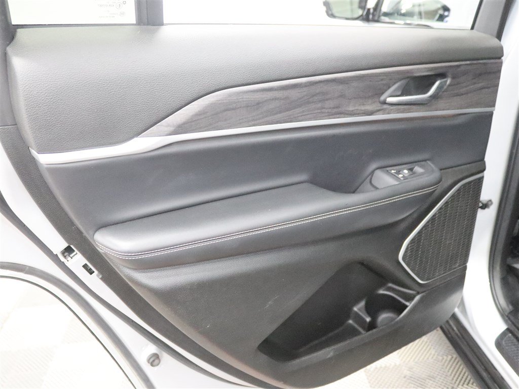 Used 2022 Jeep Grand Cherokee L Limited AWD/4WD image 18