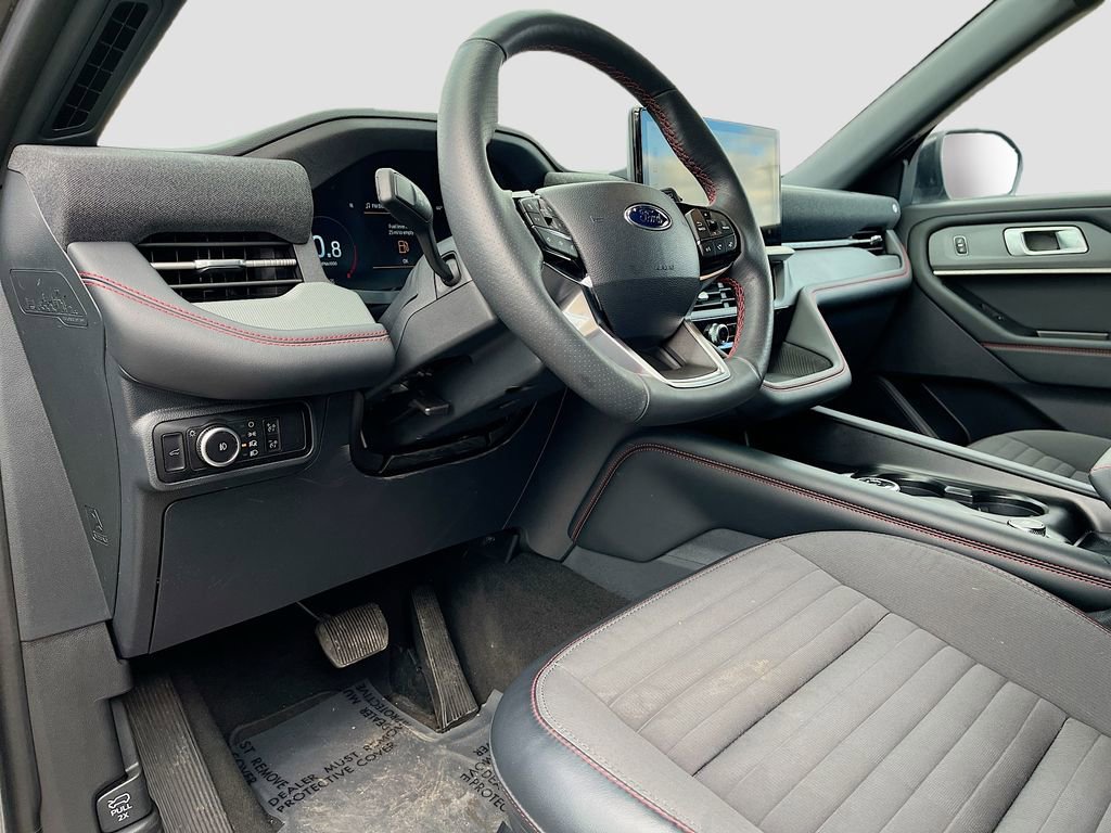 Used 2025 Ford Explorer ST-Line w/ ST-Line Street Pack image 9