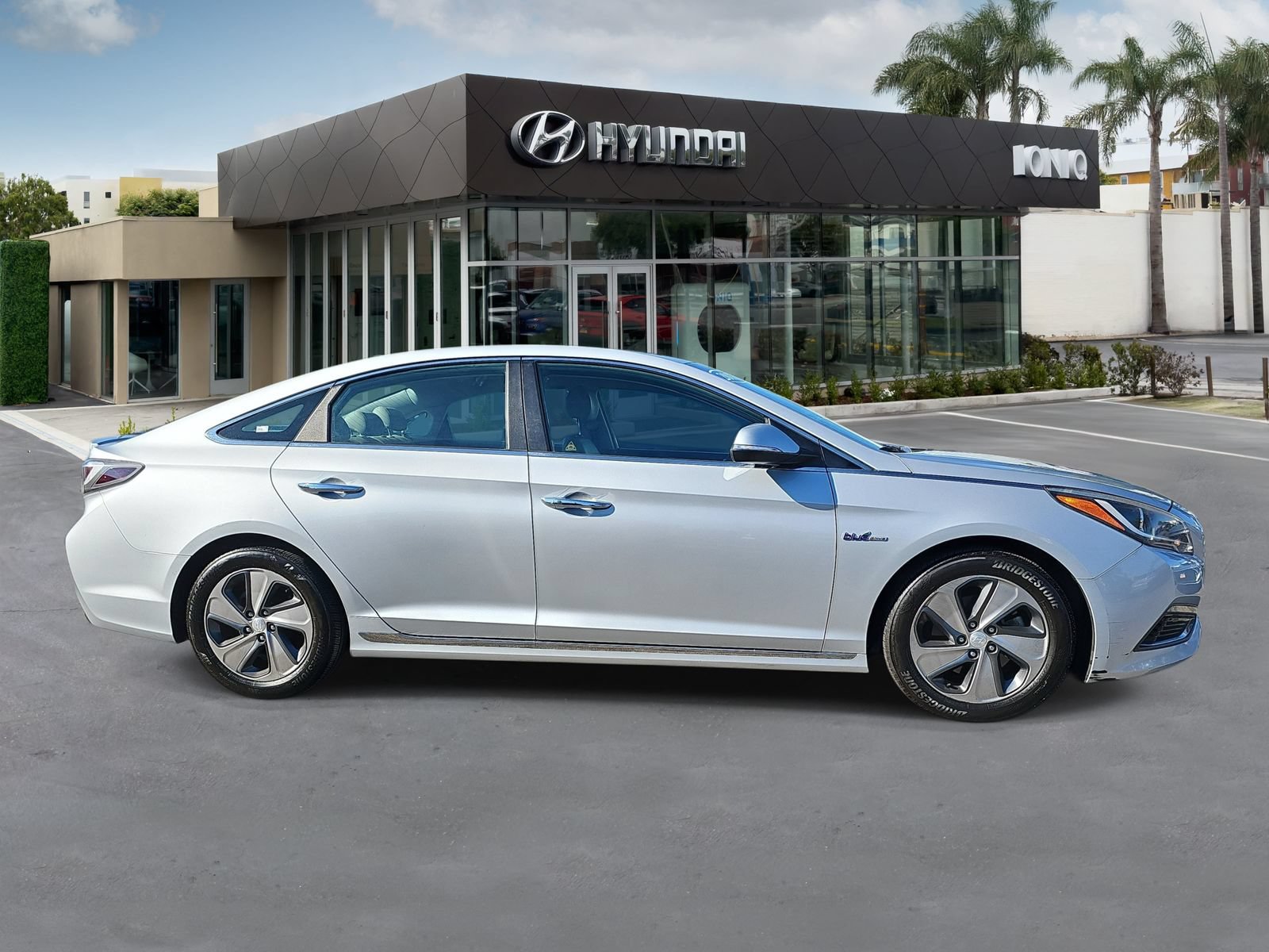 Used 2017 Hyundai Sonata Limited FWD image 2