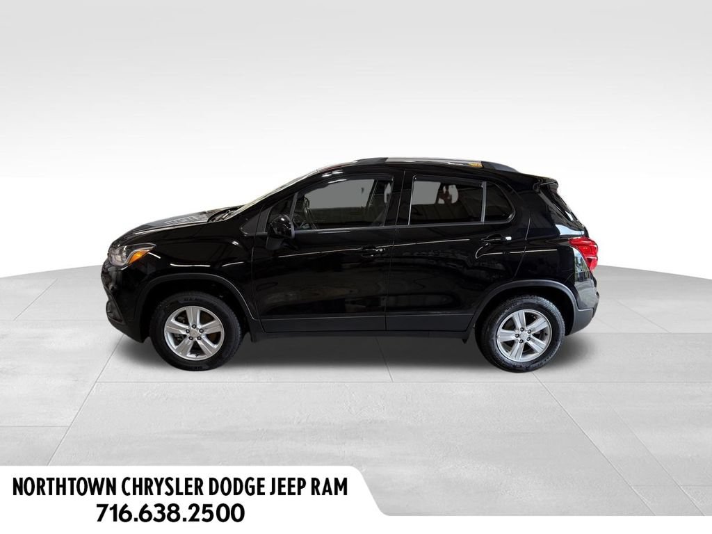 Used 2022 Chevrolet Trax LT w/ LT Convenience Package AWD/4WD image 2