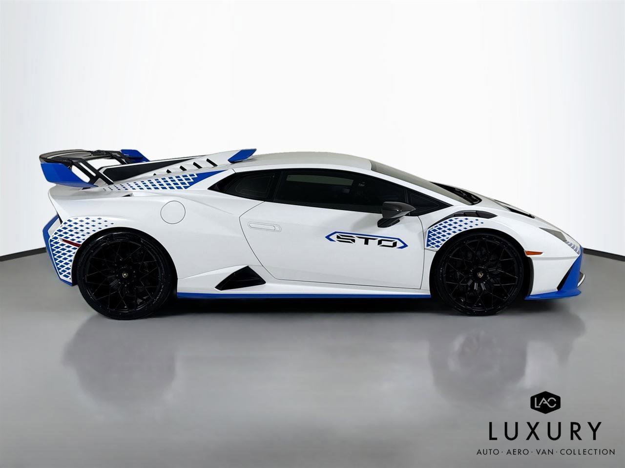 Used 2022 Lamborghini Huracan STO RWD image 5